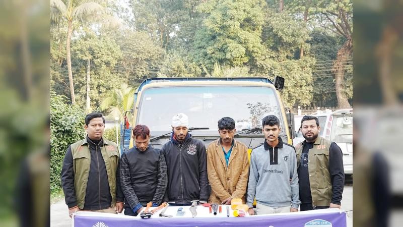 কুমিল্লায় ৮টি গরু ও বিপুল অস্ত্রসহ আন্তঃজেলা ডাকাত চক্রের ৪ সদস্য গ্রেপ্তার