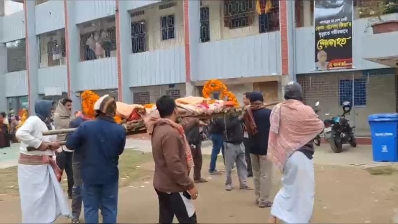 হিন্দু নারীর সৎকার কাজে বাধা, মরদেহ নিয়ে বিক্ষোভ