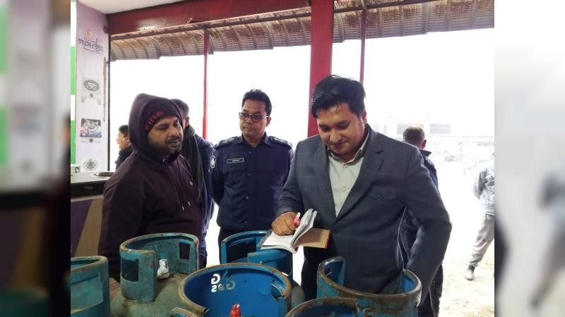 ভালুকায় এলপিজির বাড়তি দাম, মোবাইল কোর্টে জরিমানা