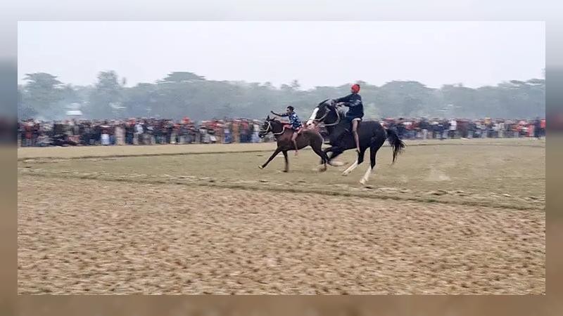 ঘোড়দৌড় দেখতে হাজারো মানুষের ভিড়