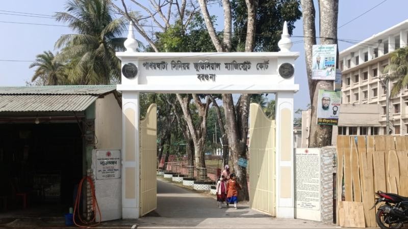 বিচারকের খাস কামরায় ঘুষ দিতে গিয়ে এসআই আটক