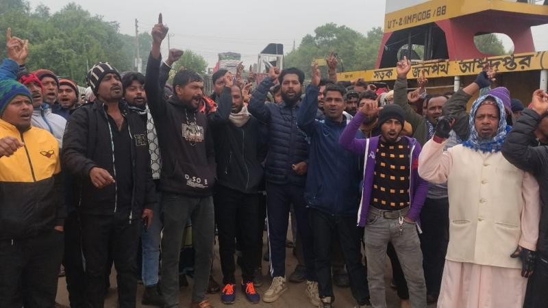 মোংলায় পর্যটকবাহী নৌযান ধর্মঘট অব্যাহত, বিপাকে পর্যটকরা