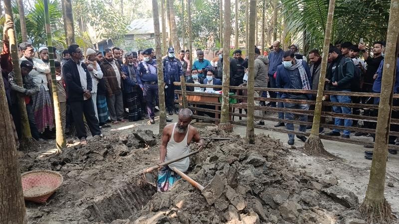 নোয়াখালীতে ১৭ মাস পর তোলা হলো ইমতিয়াজের লাশ    