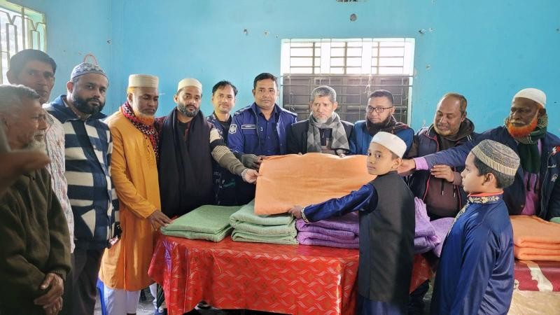 বুড়িচং প্রেসক্লাবের উদ্যোগে এতিমখানা শিক্ষার্থীদের মাঝে কম্বল বিতরণ