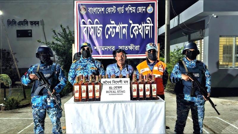 শ্যামনগরে কোস্ট গার্ডের অভিযানে ৪১ বোতল বিদেশি মদসহ আটক ১