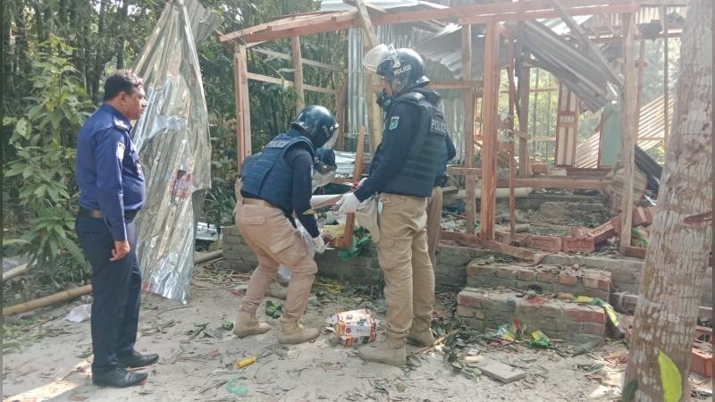 জাজিরায় ভয়াবহ বোমা বিস্ফোরণ: উদ্ধার হলো বোমা তৈরির সরঞ্জাম