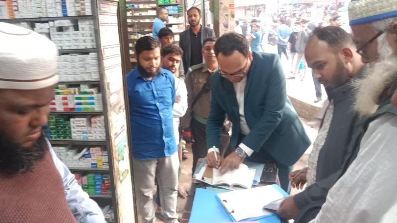 বুড়িচংয়ে ঔষধের দোকানে ভ্রাম্যমাণ আদালতের অভিযান; ৭ প্রতিষ্ঠানকে জরিমানা