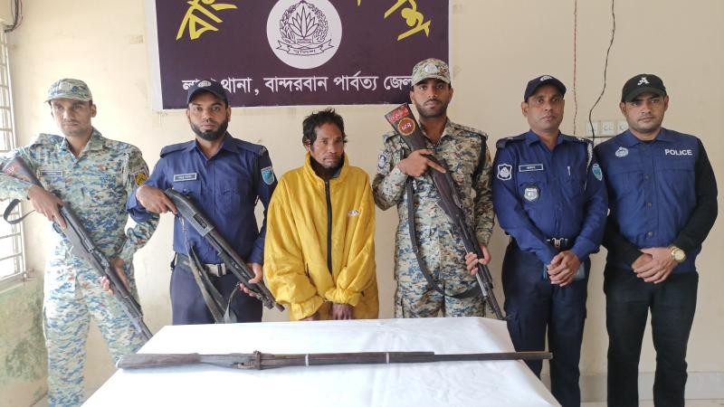 লামায় দেশীয় বন্দুক সহ সাজাপ্রাপ্ত আসামী গ্রেফতার