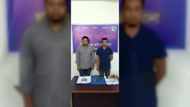 কুমিল্লায় বিদেশি পিস্তলসহ পুলিশের হাতে ধরা দুই যুবক 