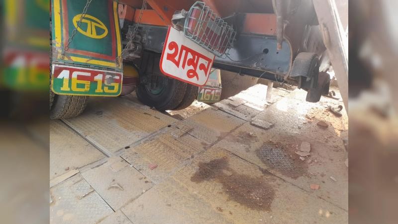 ভূরুঙ্গামারীতে সোনাহাট সেতুর পাটাতন ভেঙে বন্ধ যানচলাচল, ভোগান্তিতে স্থানীয়রা 