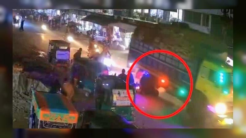 নওগাঁর পত্নীতলায় ট্রাকচাপায় প্রাণ গেলো মা-মেয়ের