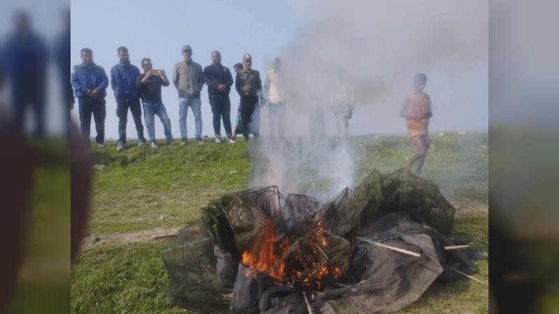 টাংগুয়ার হাওরে অভিযান: ২ জনকে জড়িমানা, জাল জব্দ