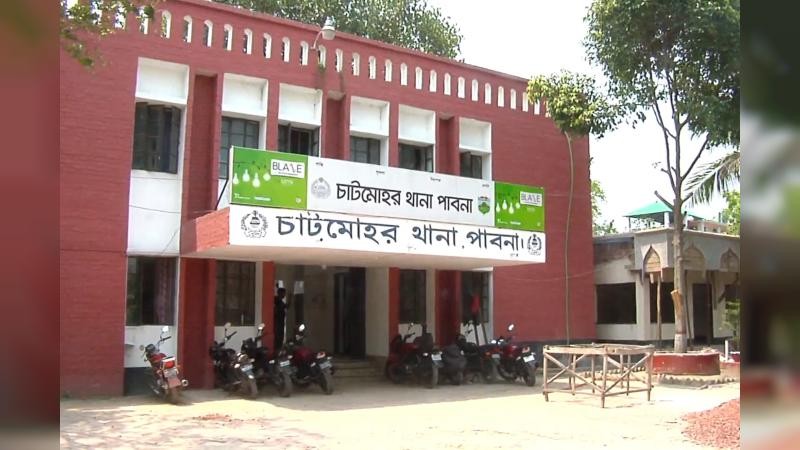 চাটমোহরে স্বতন্ত্র প্রার্থীর মাইক ভাংচুরের অভিযোগ কৃষকদলের সভাপতির বিরুদ্ধে