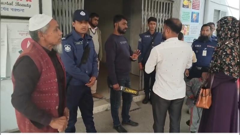 বরগুনায় জেলা প্রশাসকের ওপরে হামলা করতে এসে যুবক আটক