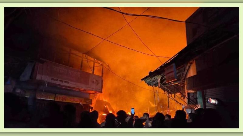 বরিশালে মধ্য রাতে ৮টি ব্যবসা প্রতিষ্ঠান আগুনে ছাই
