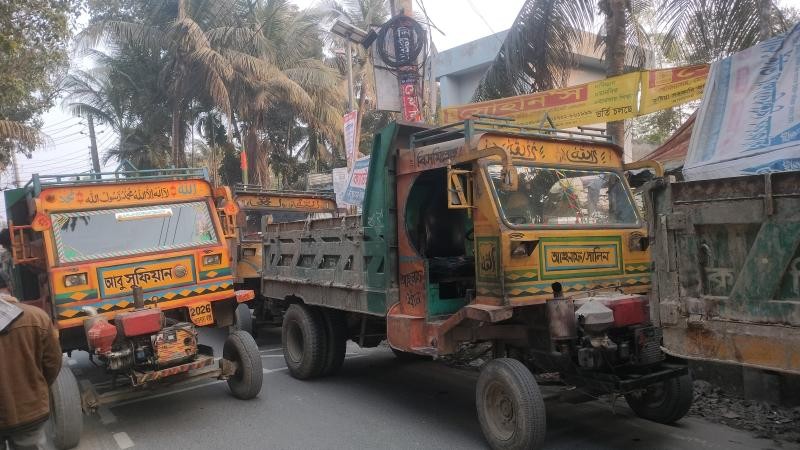 পাংশায় ফসলি জমির মাটি ভাটায় বিক্রির দায়ে ১৩ জনের জেল-জরিমানা