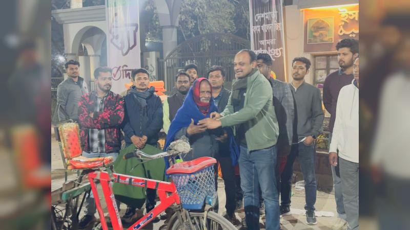 দুস্থদের মাঝে শতাধিক কম্বল বিতরণ ইবি ছাত্রদলের