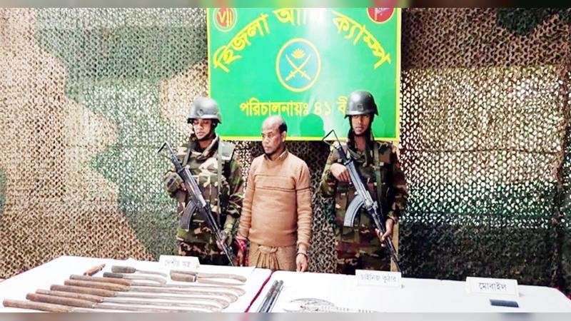বরিশালে সেনাবাহিনীর অভিযানে দেশীয় অস্ত্রসহ আটক ১