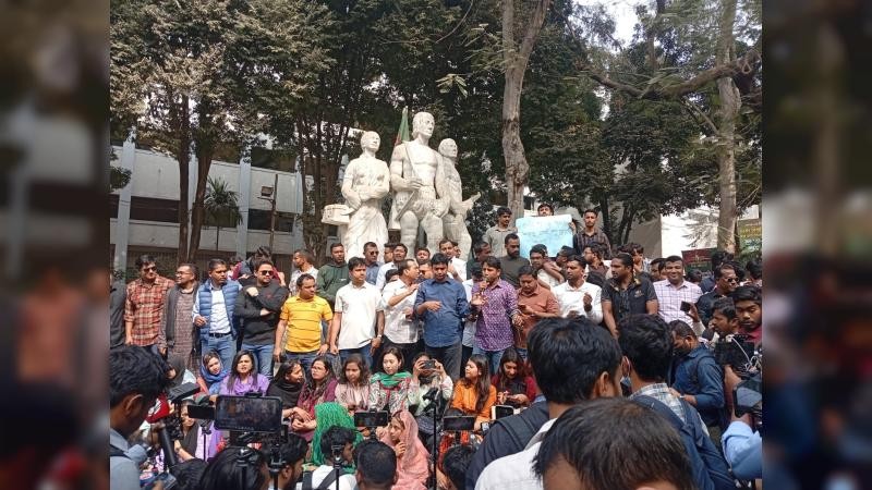 জামায়াত আমিরের নারীবিদ্বেষী পোস্টের প্রতিবাদে ঢাবিতে বিক্ষোভ