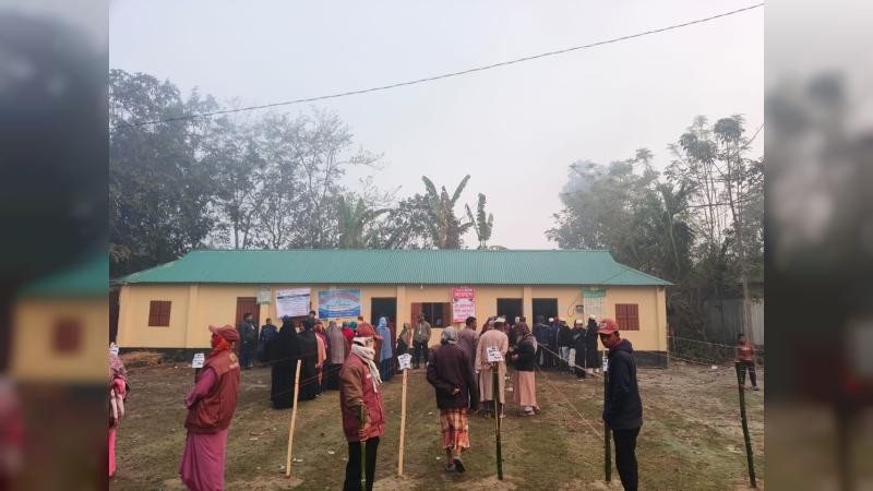ভূরুঙ্গামারীতে শান্তিপূর্ণ ভাবে ভোট গ্রহন চলছে