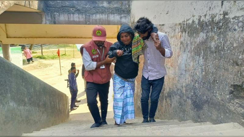 লাঠির বদলে নাতির কাঁধ: সত্তরোর্ধ বিজয়ের এক 'ভোট-বিজয়'