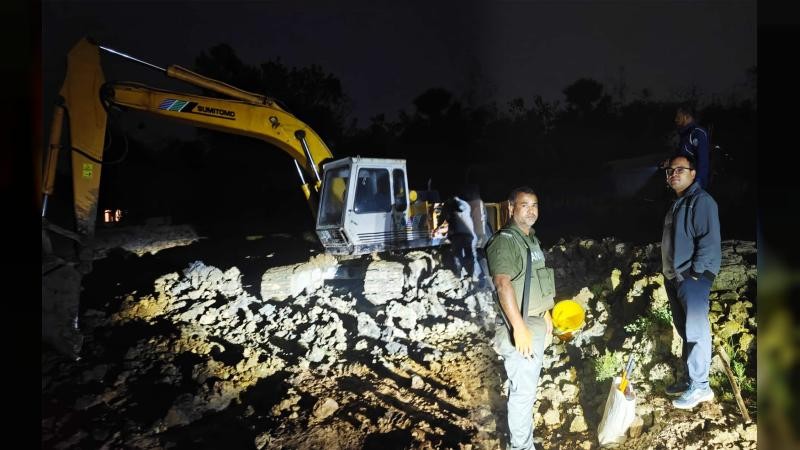 বুড়িচংয়ে রাতে অভিযান: অবৈধ মাটি কাটার এস্কেভেটর বিকল করলেন ইউএনও