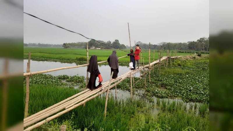 কাঁচামাটিয়া নদীর ওপর নড়বড়ে বাসের সাঁকো: ছয় গ্রামের মানুষের দুর্ভোগ