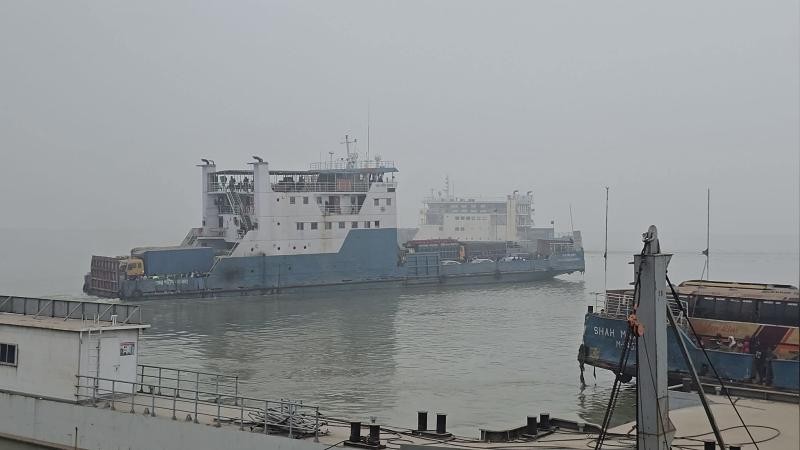 অসময়ের ঘন কুয়াশায় মাঝে মধ্যেই ব্যহত হচ্ছে ফেরি চলাচল