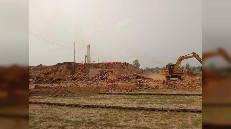 সিরাজগঞ্জে অনুমোদনহীন দুই ইটভাটা গুঁড়িয়ে ১৯.৫০ লাখ টাকা জরিমানা