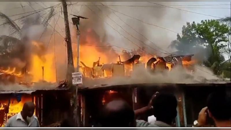 আমতলীতে আগুনে পুড়ে গেছে ১০ দোকান, ক্ষতি ৪০ লাখ