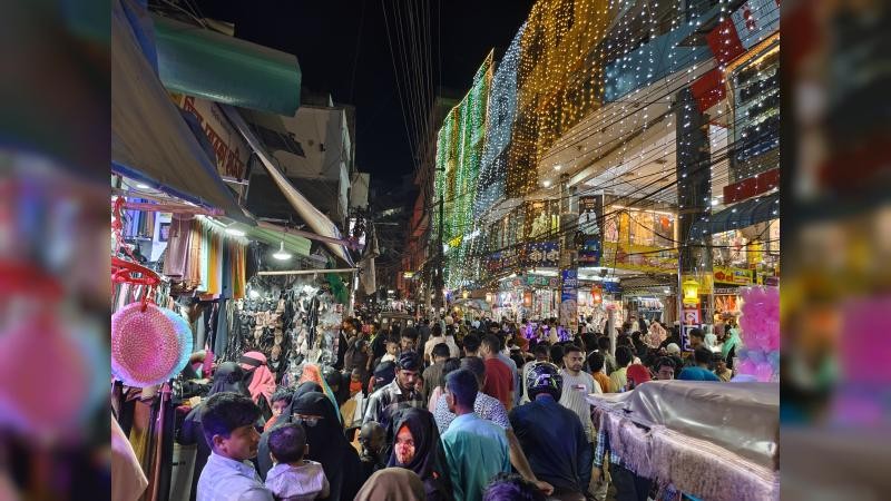 ঈদ মার্কেটে নিম্নবিত্ত বাবাদের দীর্ঘশ্বাস, হিসেব মেলাতে হিমশিম