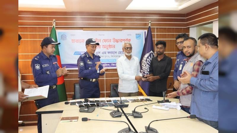 চুরি হওয়া ৫০ মোবাইল উদ্ধার, ভুক্তভোগীদের ফিরিয়ে দিল পুলিশ