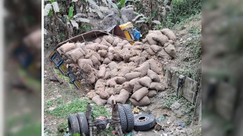 রাজবাড়ীতে আলুভর্তি ট্রাক উল্টে চালক নিহত