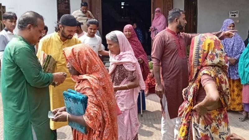ঈদ উপহার দিয়ে অসহায় মানুষের মুখে হাসি ফোটালেন ব্যারিস্টার সোহরাব