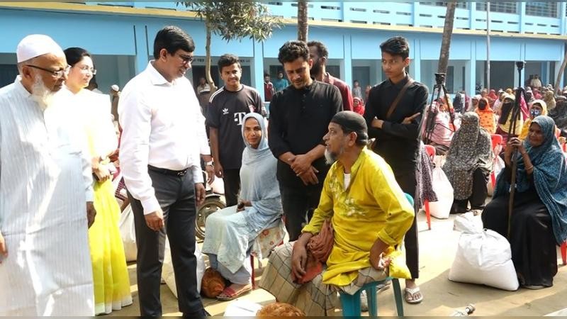 ফেসবুক থেকে সংগৃহীত অর্থে সিরাজগঞ্জে ৩৫০টি পরিবার পেল ঈদ বাজার