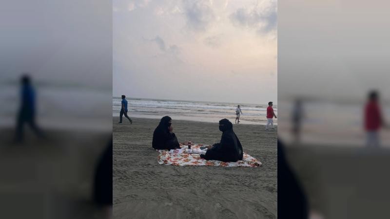 সাগরের ঢেউ আর সূর্যাস্তের সঙ্গী হয়ে ইফতার