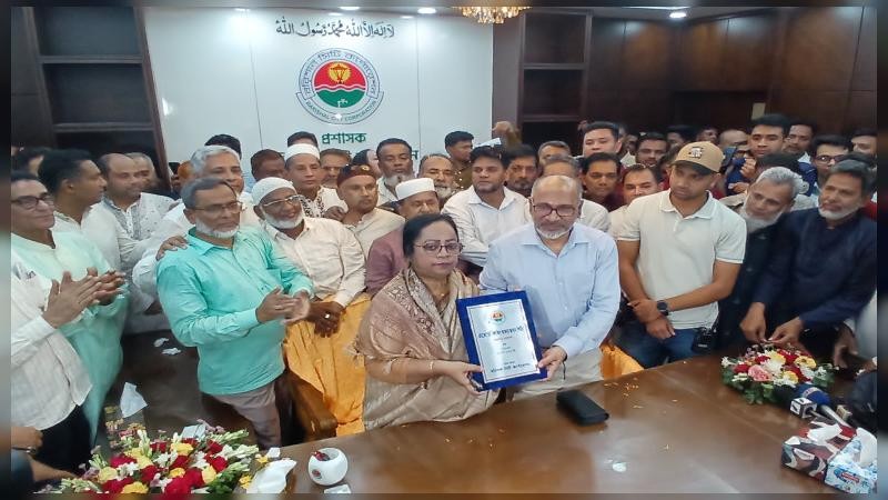 বর্ণাঢ্য আয়োজনে বরিশাল সিটি কর্পোরেশনের দায়িত্ব নিলেন নতুন প্রশাসক