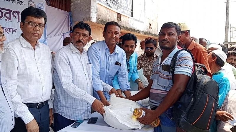 মোংলা বন্দরে শ্রমিক-কর্মচারীর মাঝে ঈদ উপহার বিতরণ