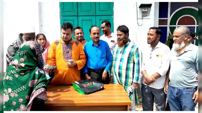 নন্দীগ্রামে দুঃস্থ পরিবারের মাঝে অর্থ বিতরণ করেন এমপি মোশারফ হোসেন