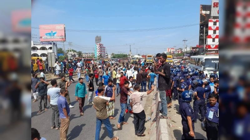 বকেয়া বেতনের দাবিতে কুমিল্লায় ইপিজেড শ্রমিকদের মহাসড়ক অবরোধ 