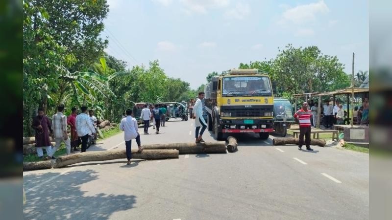 ঈশ্বরগঞ্জে স্পীড ব্রেকারের দাবিতে গাছ ফেলে মহাসড়ক অবরোধ