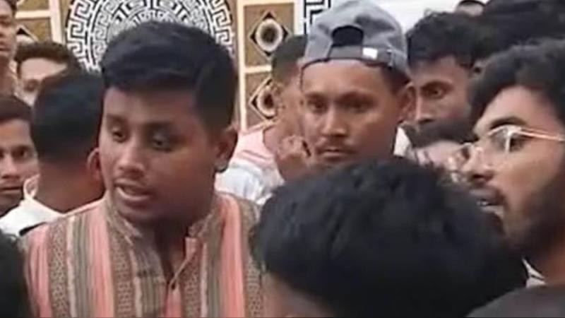 চট্টগ্রামের সাবেক মেয়র মঞ্জুরের বাসায় গিয়ে বিক্ষোভের মুখে এমপি হাসনাত