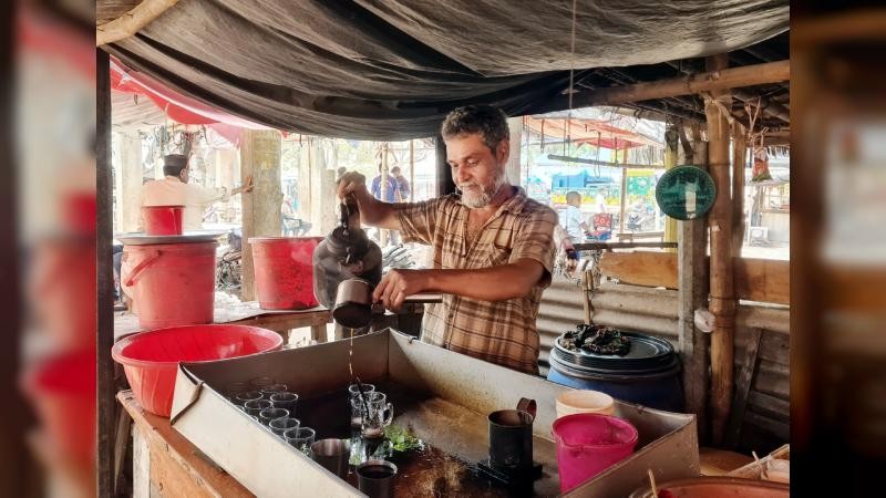 গুরুদাসপুরে ৮ টাকার চা ফের ফিরল ৫ টাকায়