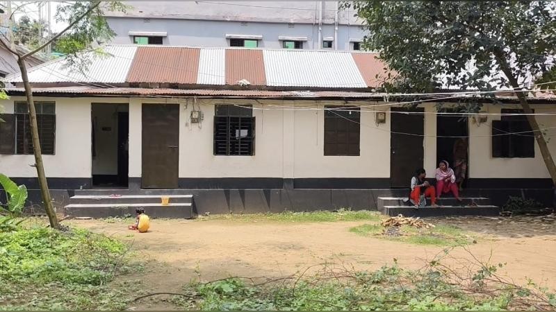 আশুলিয়ায় ডাস্টবিনে ময়লা না ফেলে পরিবেশ দূষণের অভিযোগ