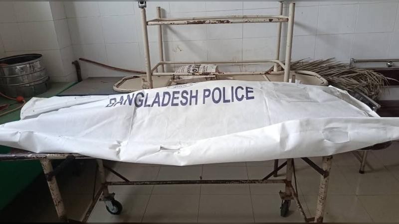 ঘরে ঢুকে প্রবাসীর স্ত্রীকে কুপিয়ে হত্যা, যুবক আটক