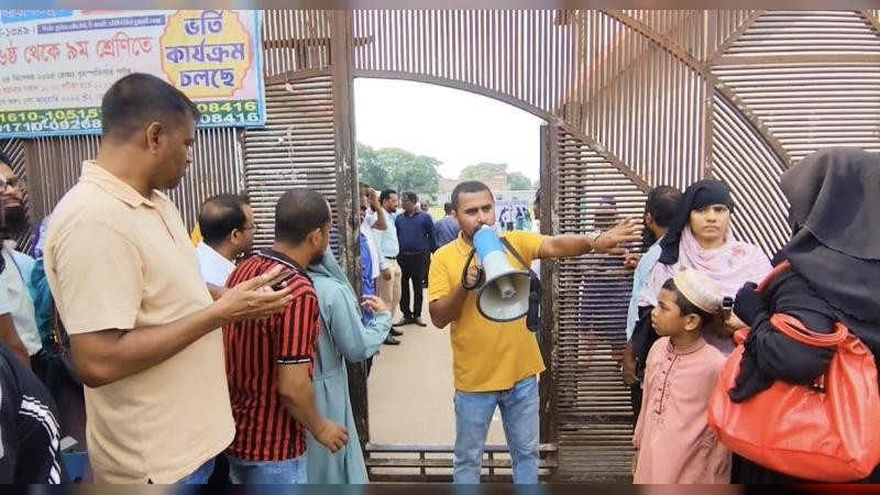 পরীক্ষার্থীদের আসা-যাওয়া নির্বিঘ্ন করতে ট্রাফিকের দায়িত্বে কৃষকদল নেতা আবুল মুন্সি