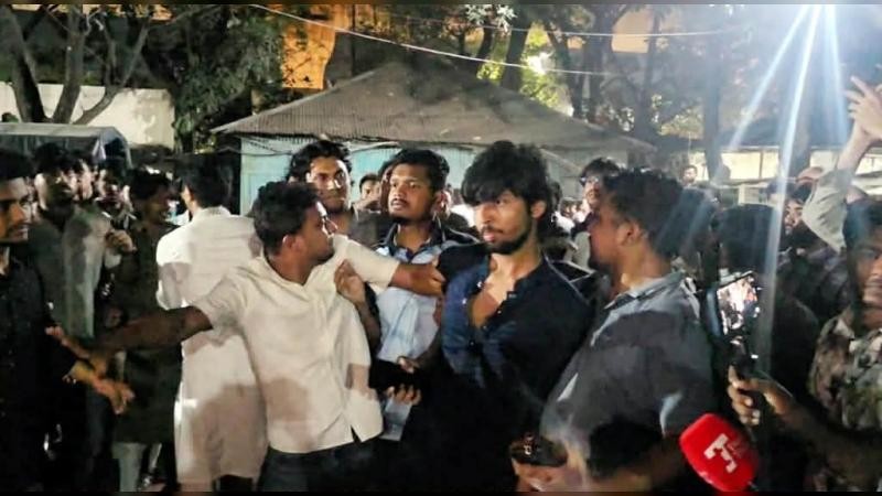 শাহবাগে সাংবাদিক-ডাকসু নেতাদের ওপর ছাত্রদলের হামলা