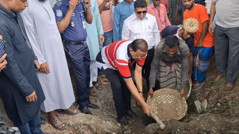 নোয়াখালীতে খাল খনন প্রকল্পের উদ্বোধন করলেন এমপি খোকন
