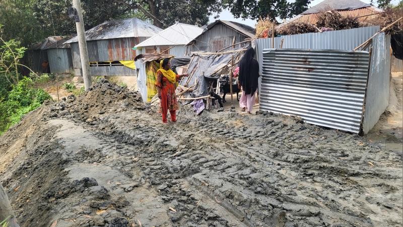 ভূমিহীন পরিবারের বাড়ি ভাঙচুরের অভিযোগ, থানায় লিখিত অভিযোগ
