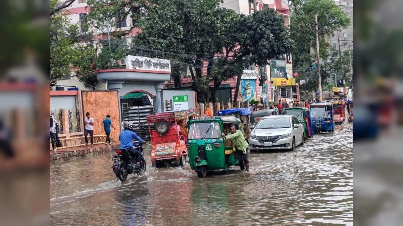 কুমিল্লায় সামান্য বৃষ্টিতে জলাবদ্ধতা, ভোগান্তিতে নগরবাসী